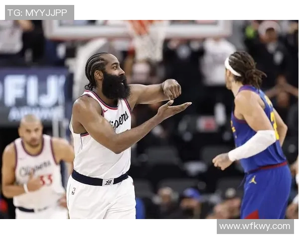 快船队全队合力战胜活塞队，彰显团队精神与冠军风范